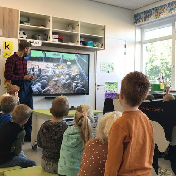 boerindeklas-boer-Johan-Knaap-lammetjes-Regenboogschool-Nieuwendijk-2